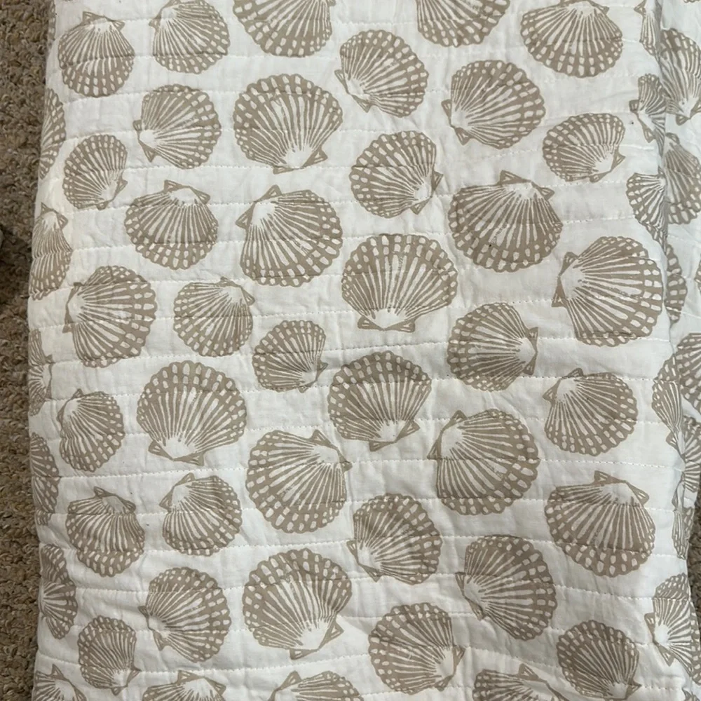 Sonoma seashell quilt ! King / cal king with 1 sham